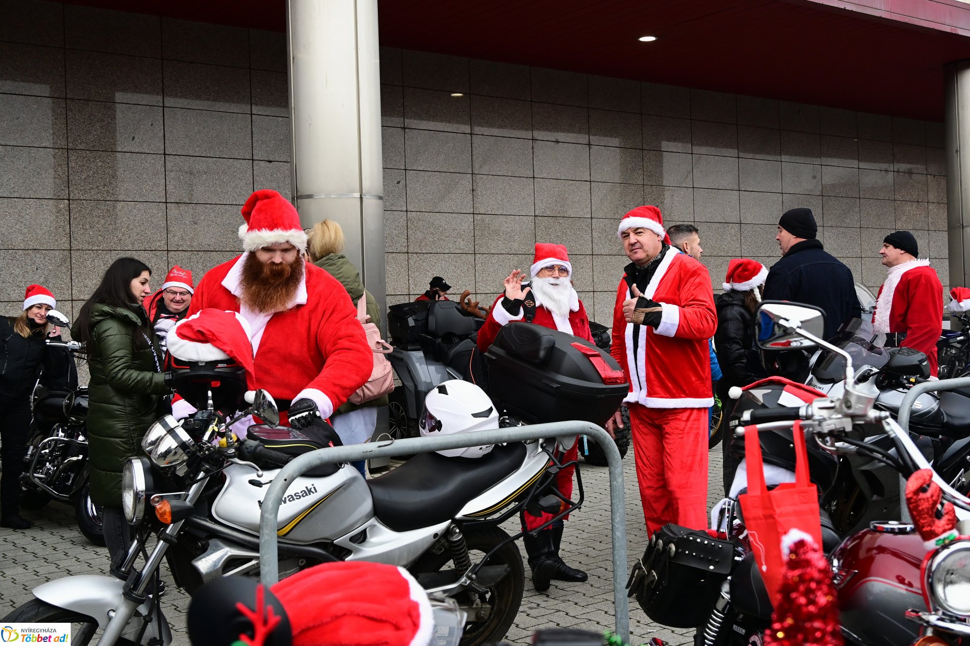 Motoros mikulások felvonulása Nyíregyháza utcáin