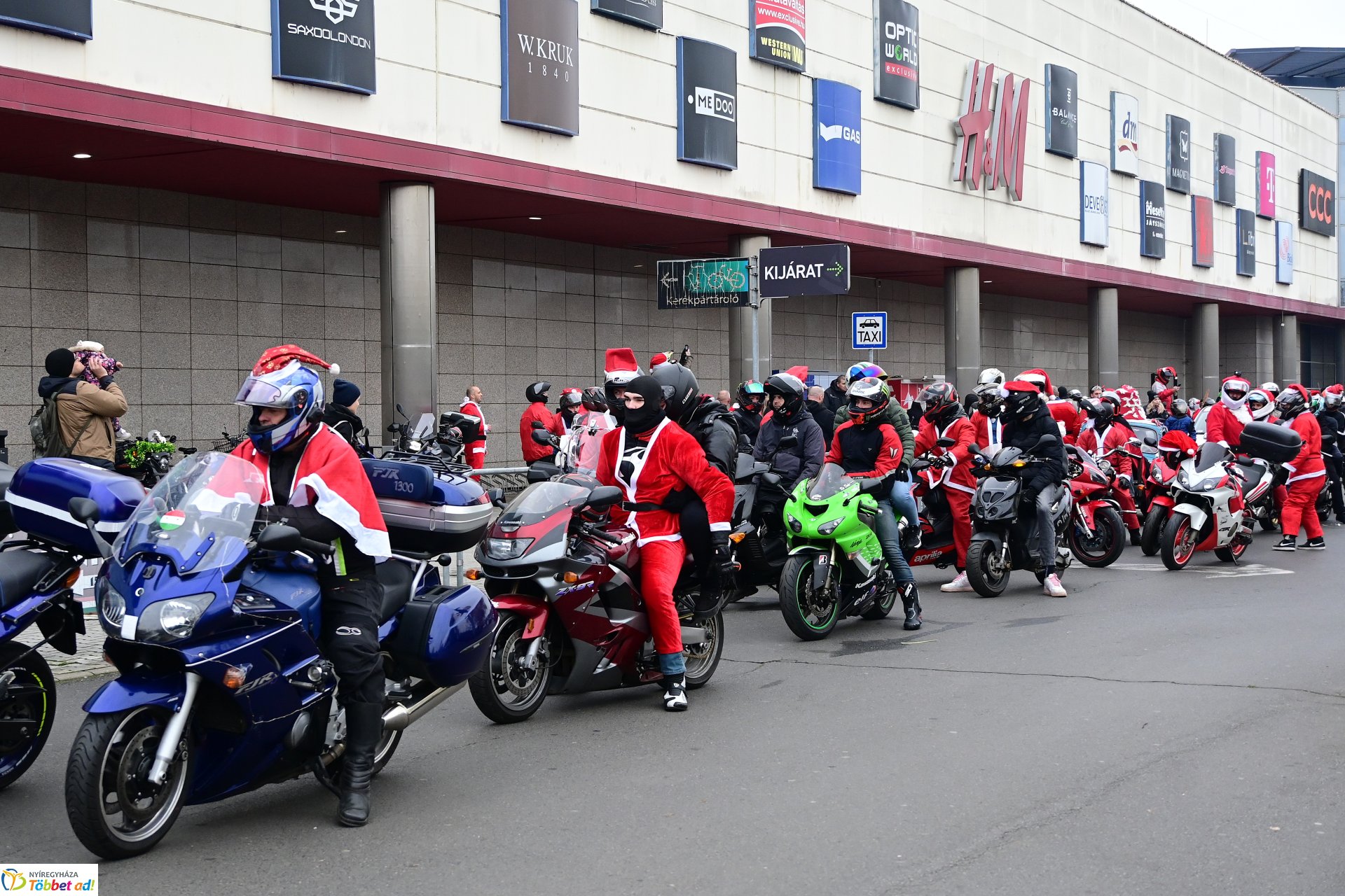 Motoros mikulások felvonulása Nyíregyháza utcáin