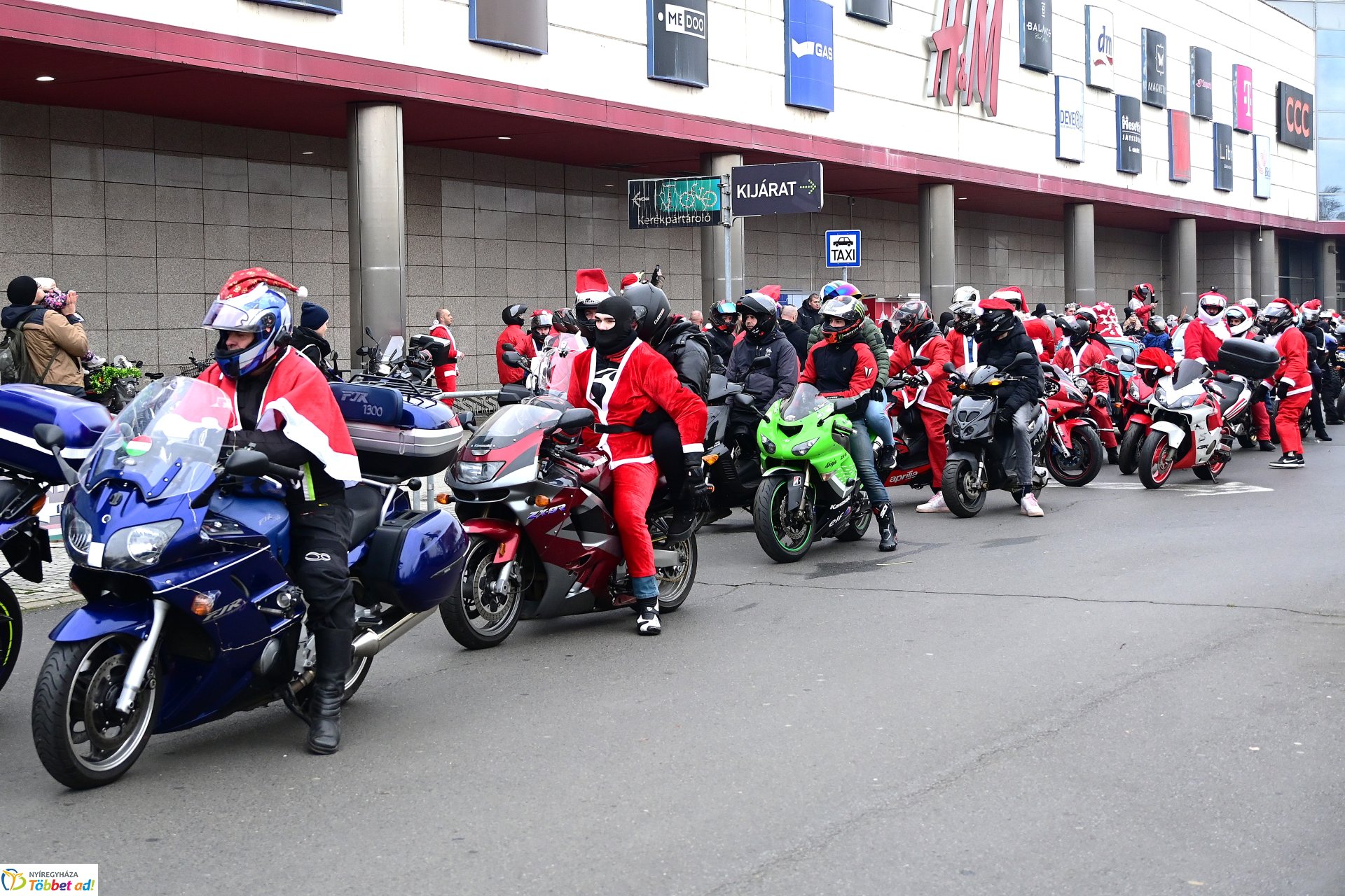 Motoros mikulások felvonulása Nyíregyháza utcáin