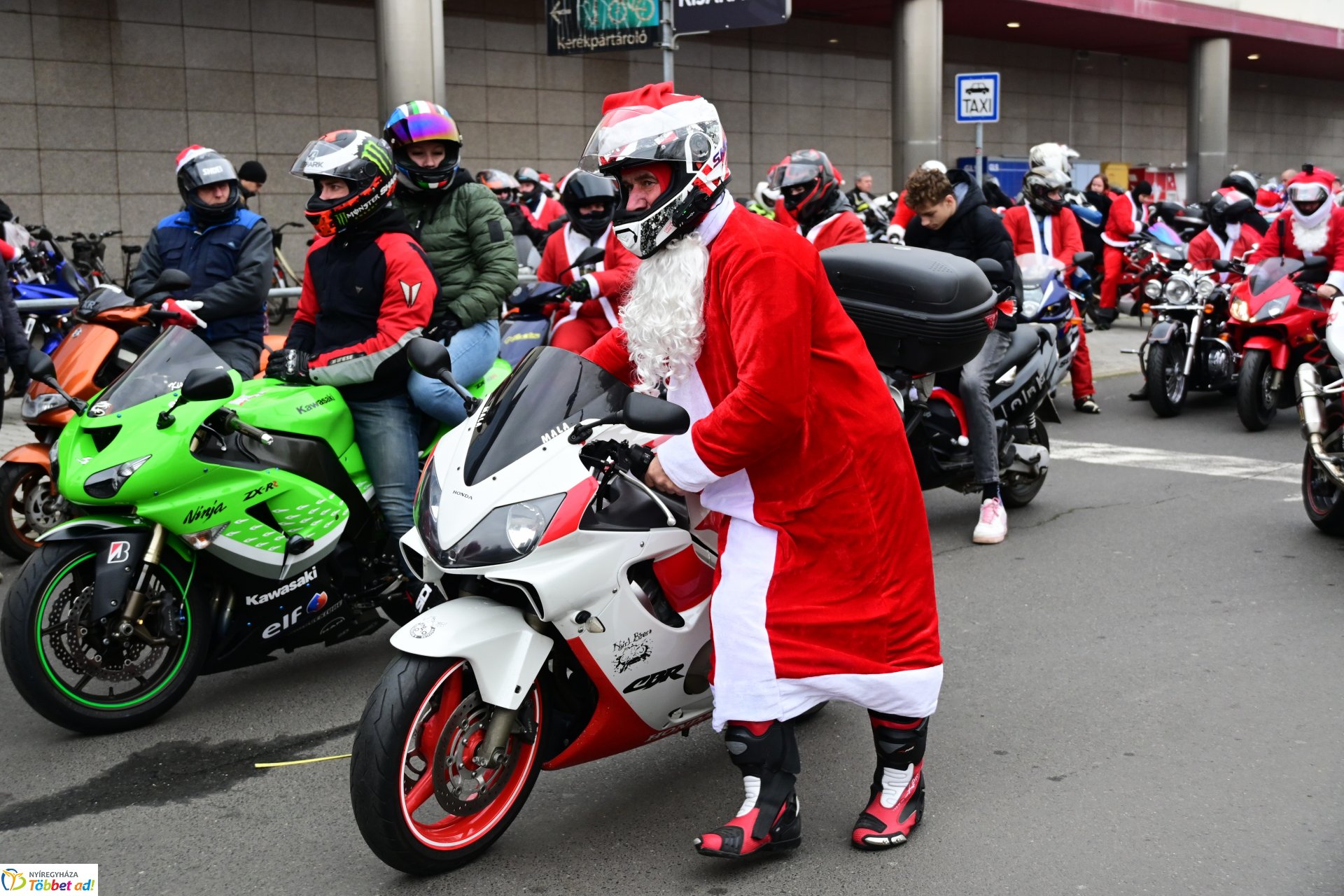 Motoros mikulások felvonulása Nyíregyháza utcáin