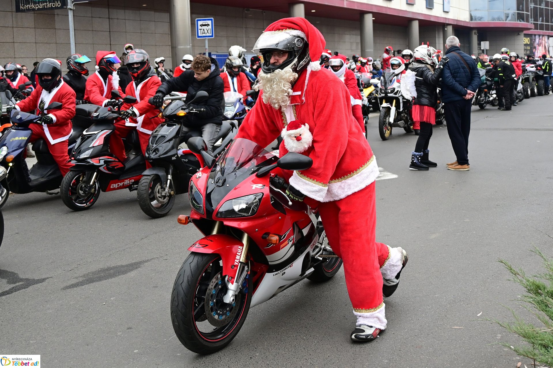 Motoros mikulások felvonulása Nyíregyháza utcáin