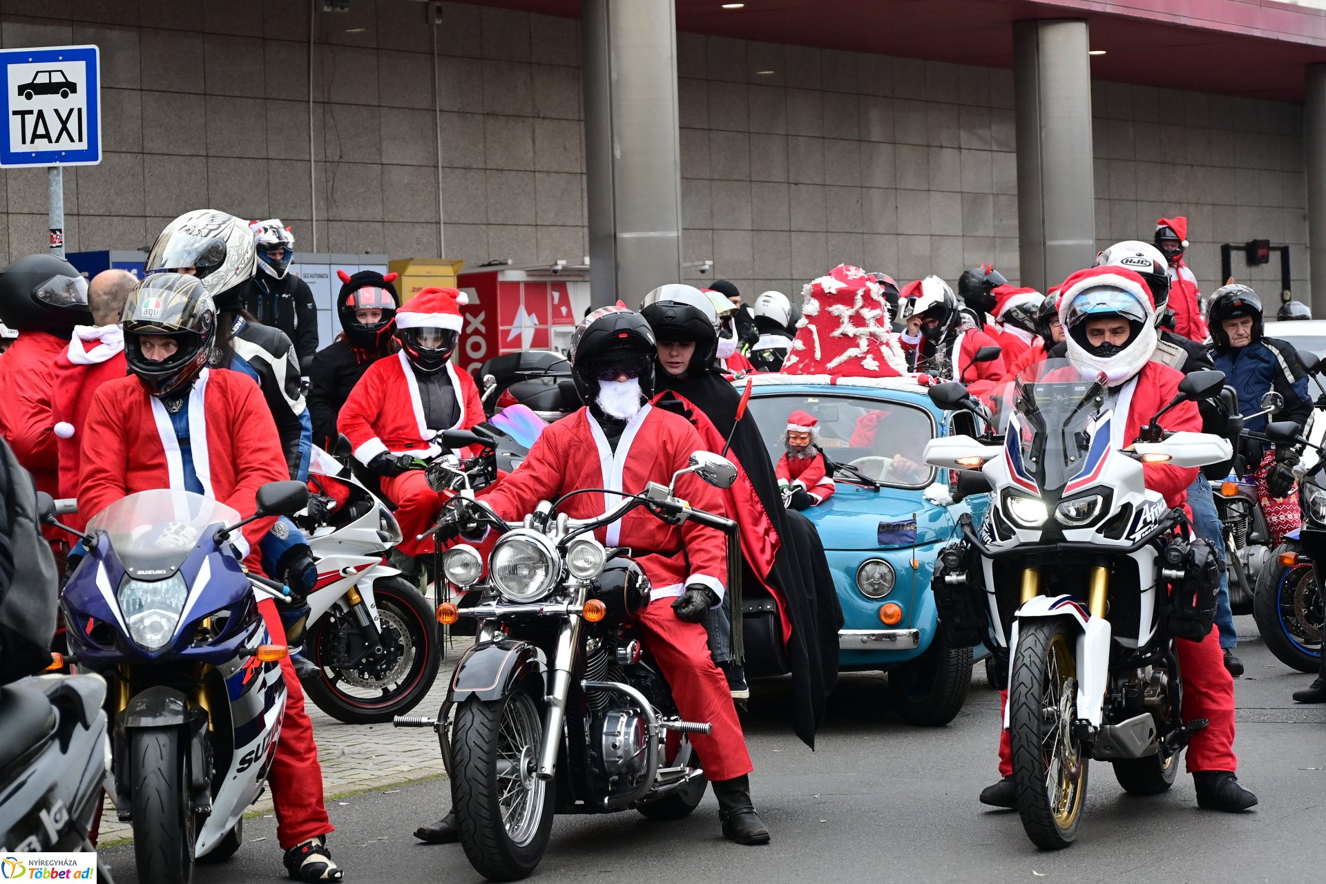 Motoros mikulások felvonulása Nyíregyháza utcáin