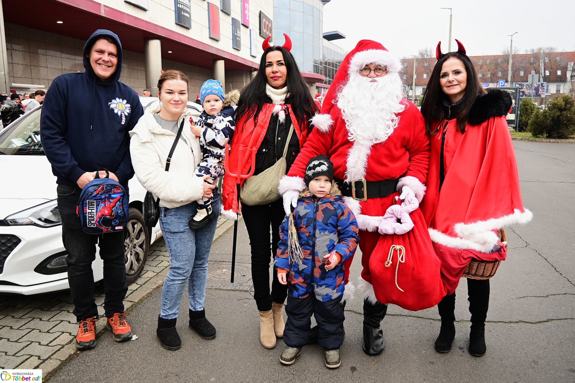 Motoros mikulások felvonulása Nyíregyháza utcáin