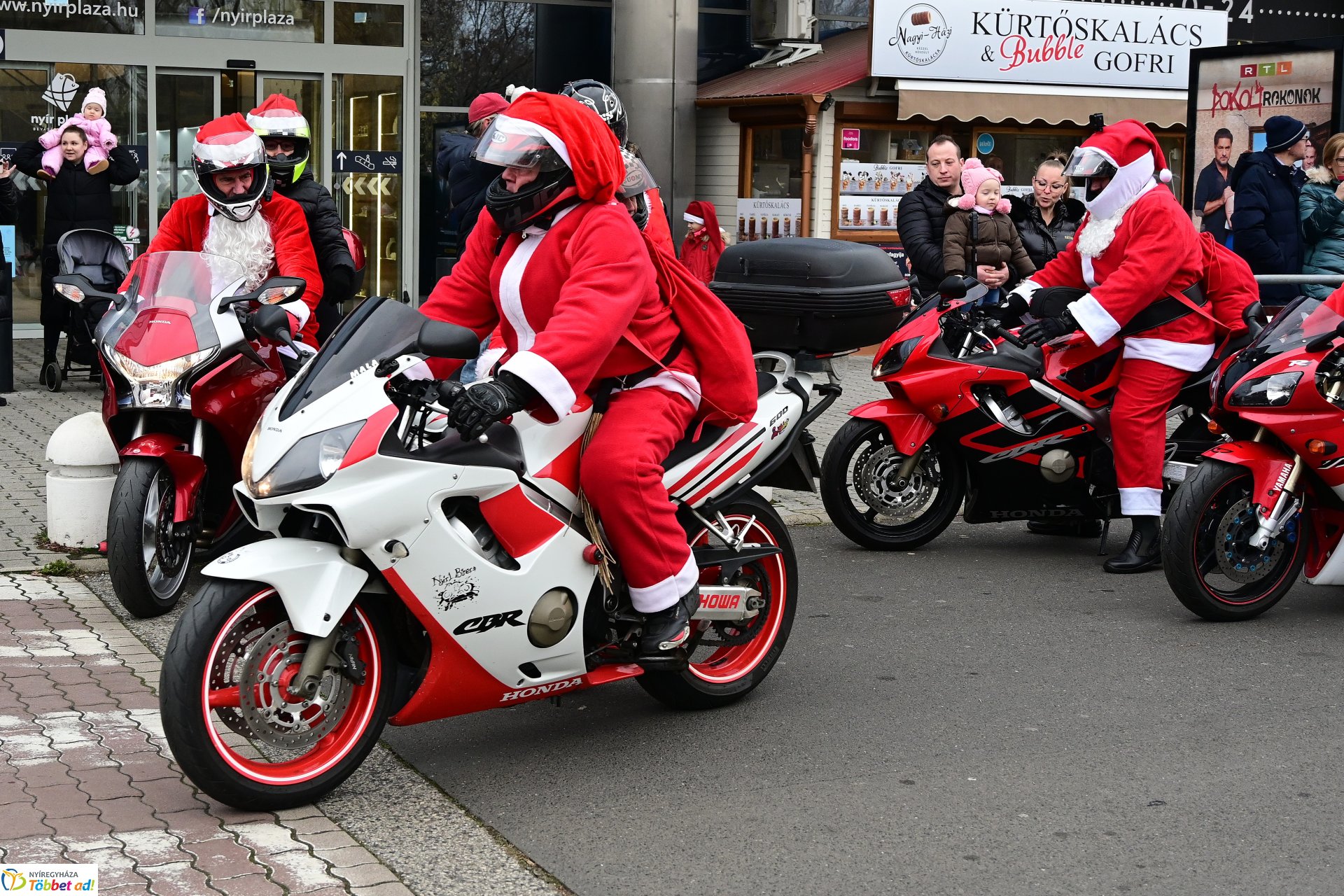 Motoros mikulások felvonulása Nyíregyháza utcáin