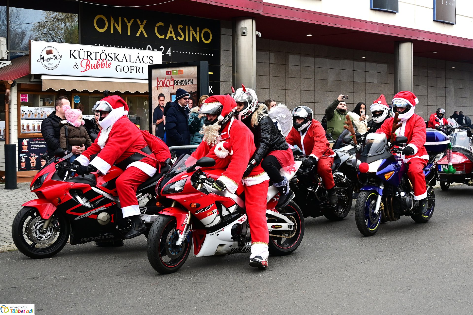 Motoros mikulások felvonulása Nyíregyháza utcáin
