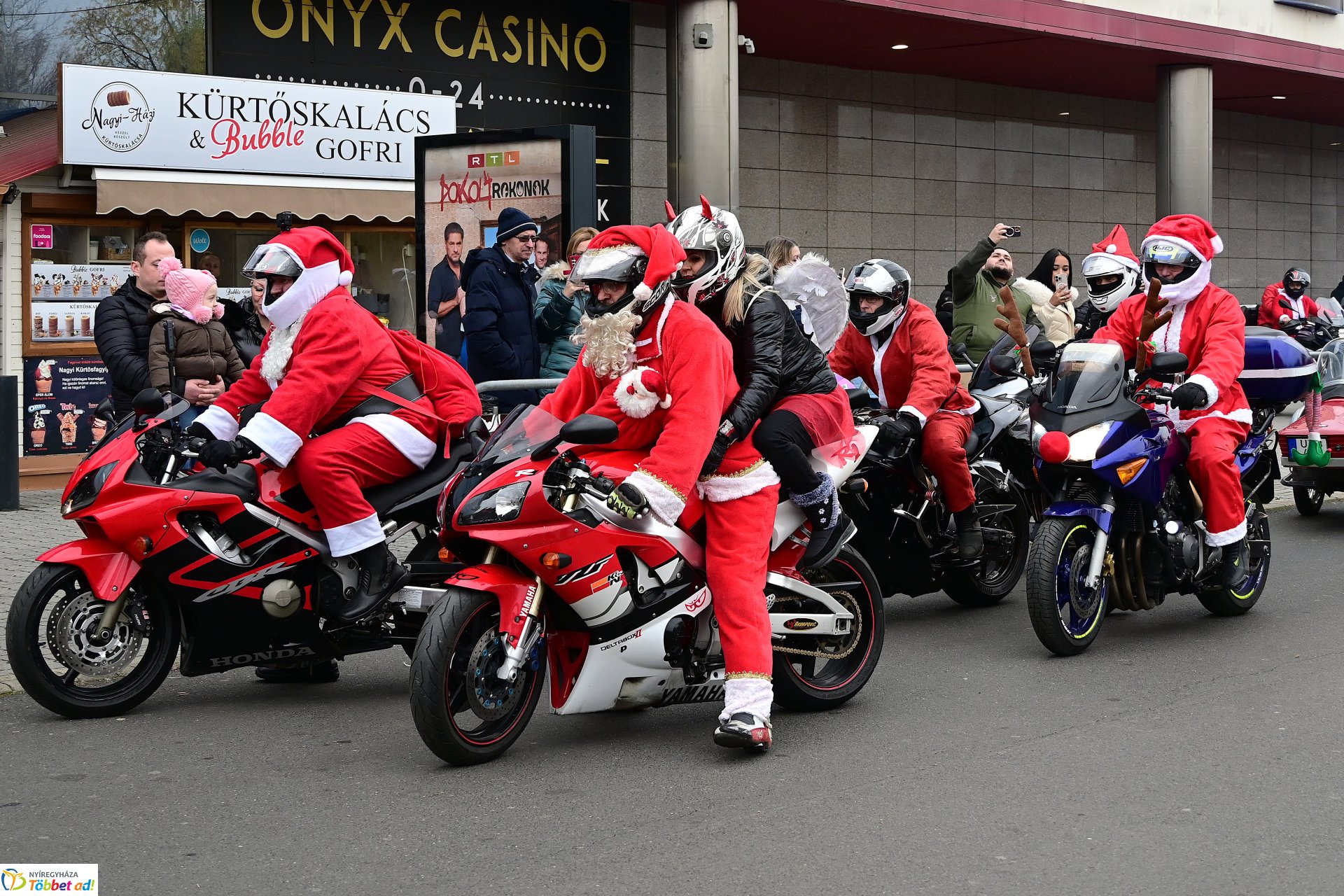 Motoros mikulások felvonulása Nyíregyháza utcáin