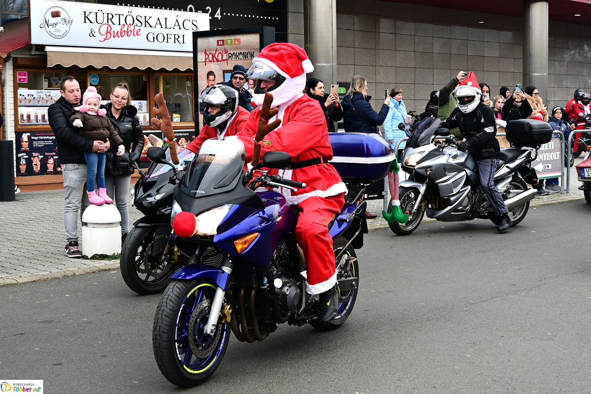 Motoros mikulások felvonulása Nyíregyháza utcáin