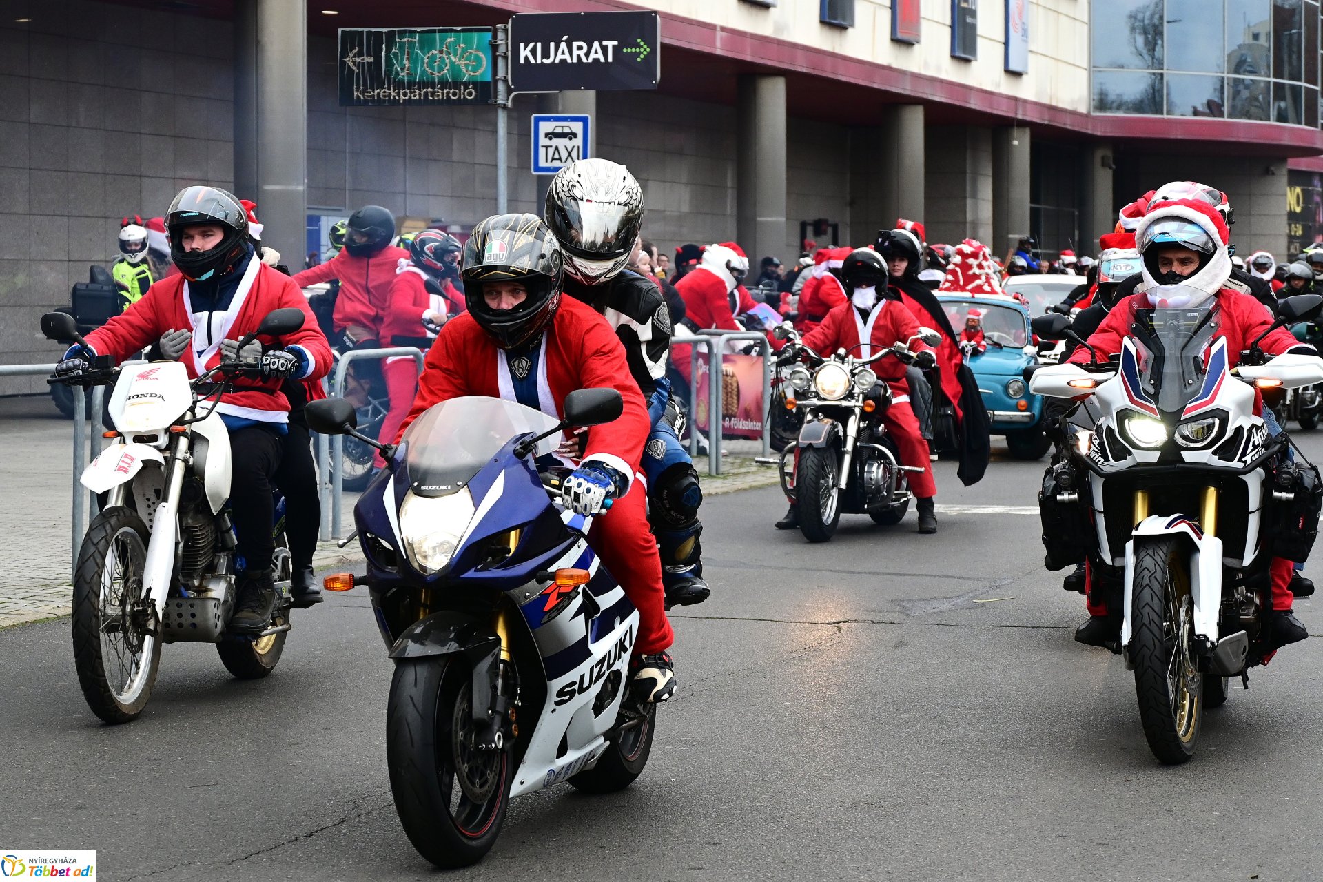 Motoros mikulások felvonulása Nyíregyháza utcáin