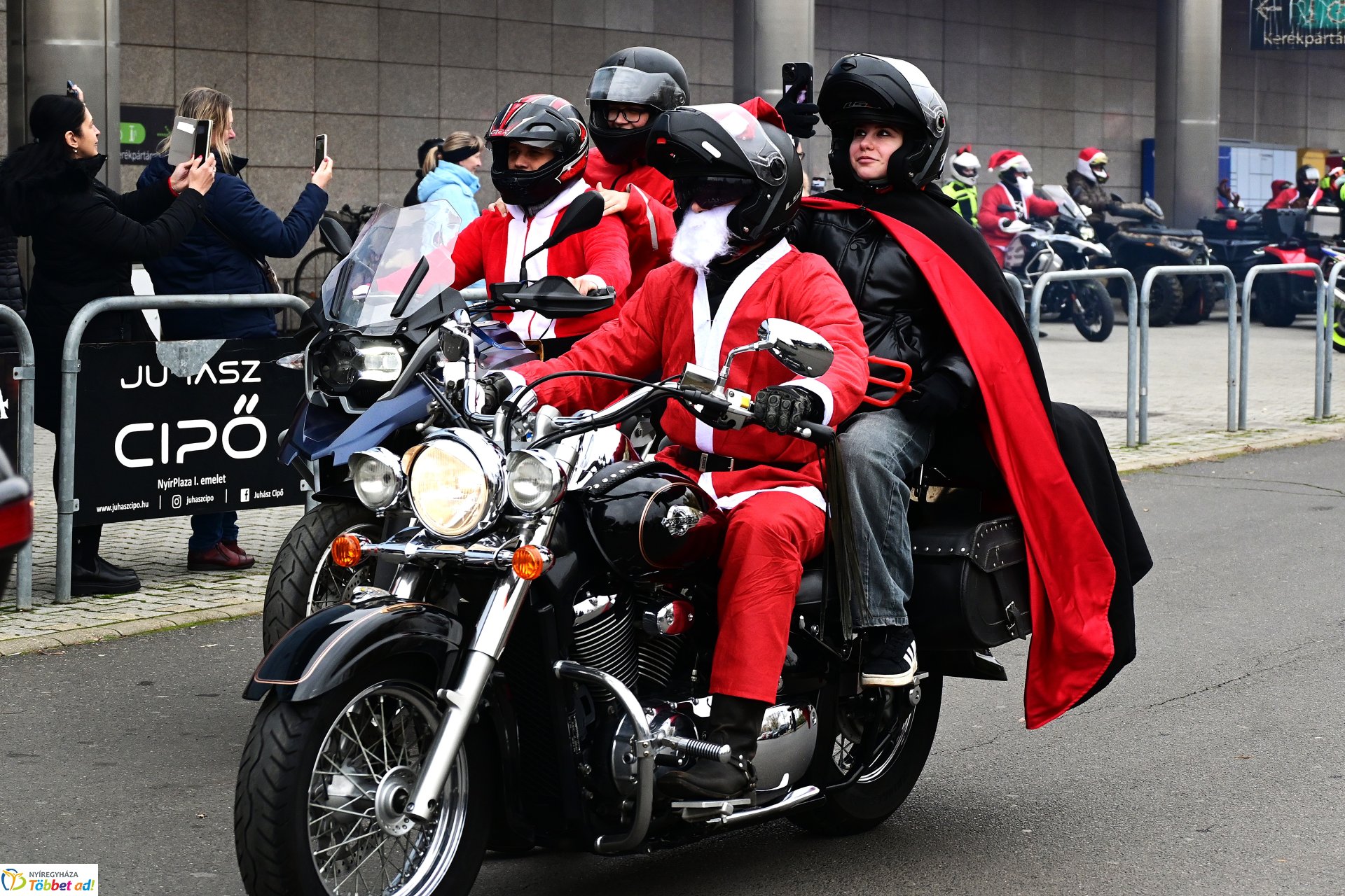 Motoros mikulások felvonulása Nyíregyháza utcáin