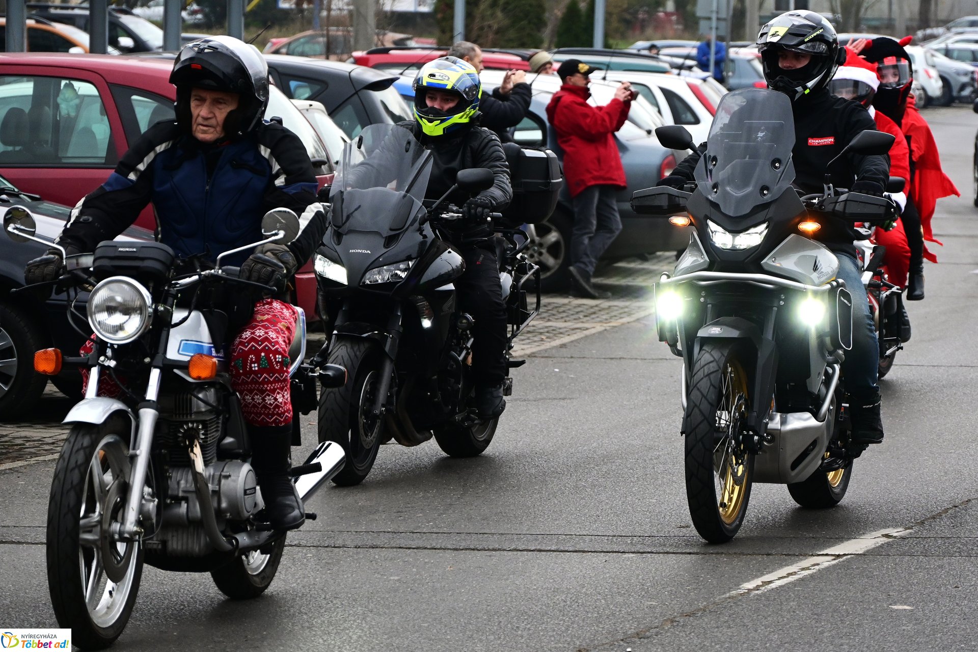 Motoros mikulások felvonulása Nyíregyháza utcáin