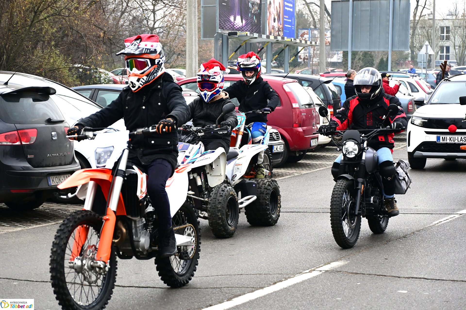 Motoros mikulások felvonulása Nyíregyháza utcáin