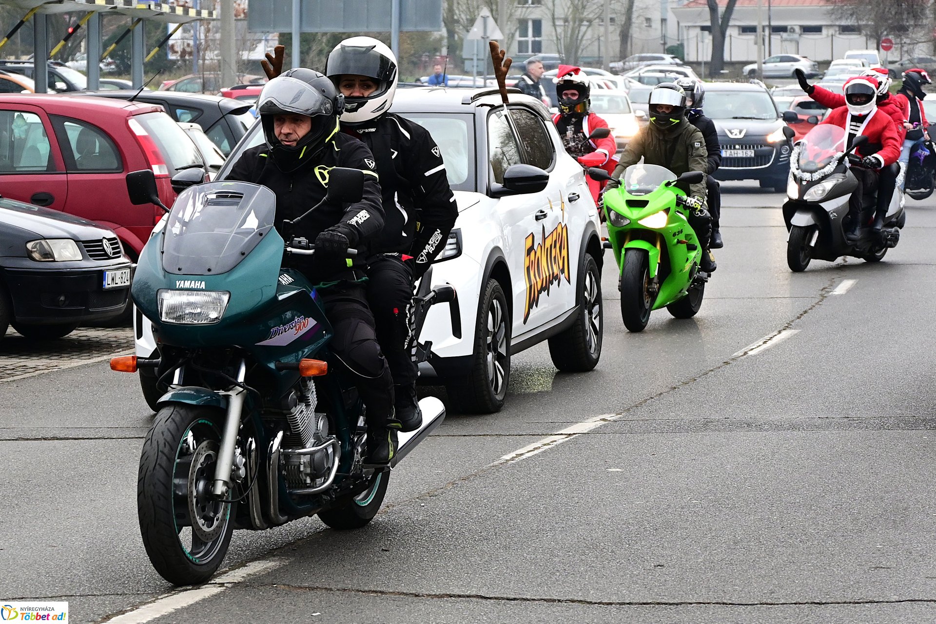 Motoros mikulások felvonulása Nyíregyháza utcáin