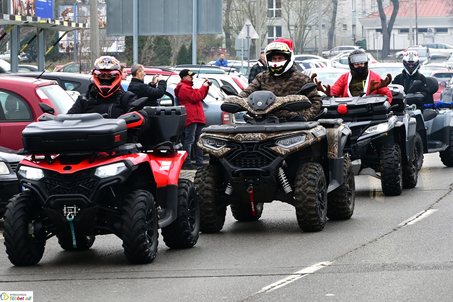 Motoros mikulások felvonulása Nyíregyháza utcáin