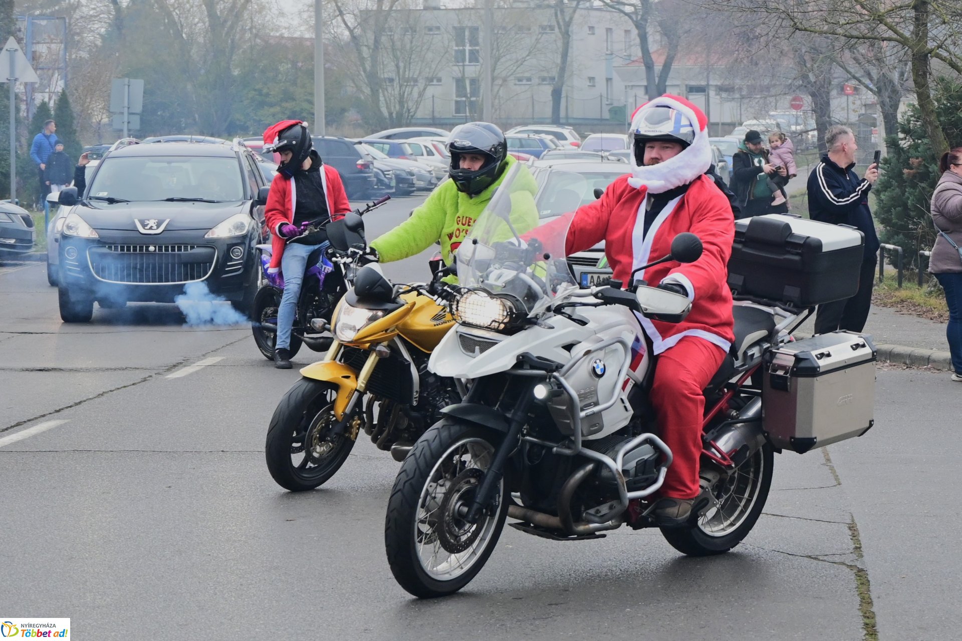 Motoros mikulások felvonulása Nyíregyháza utcáin