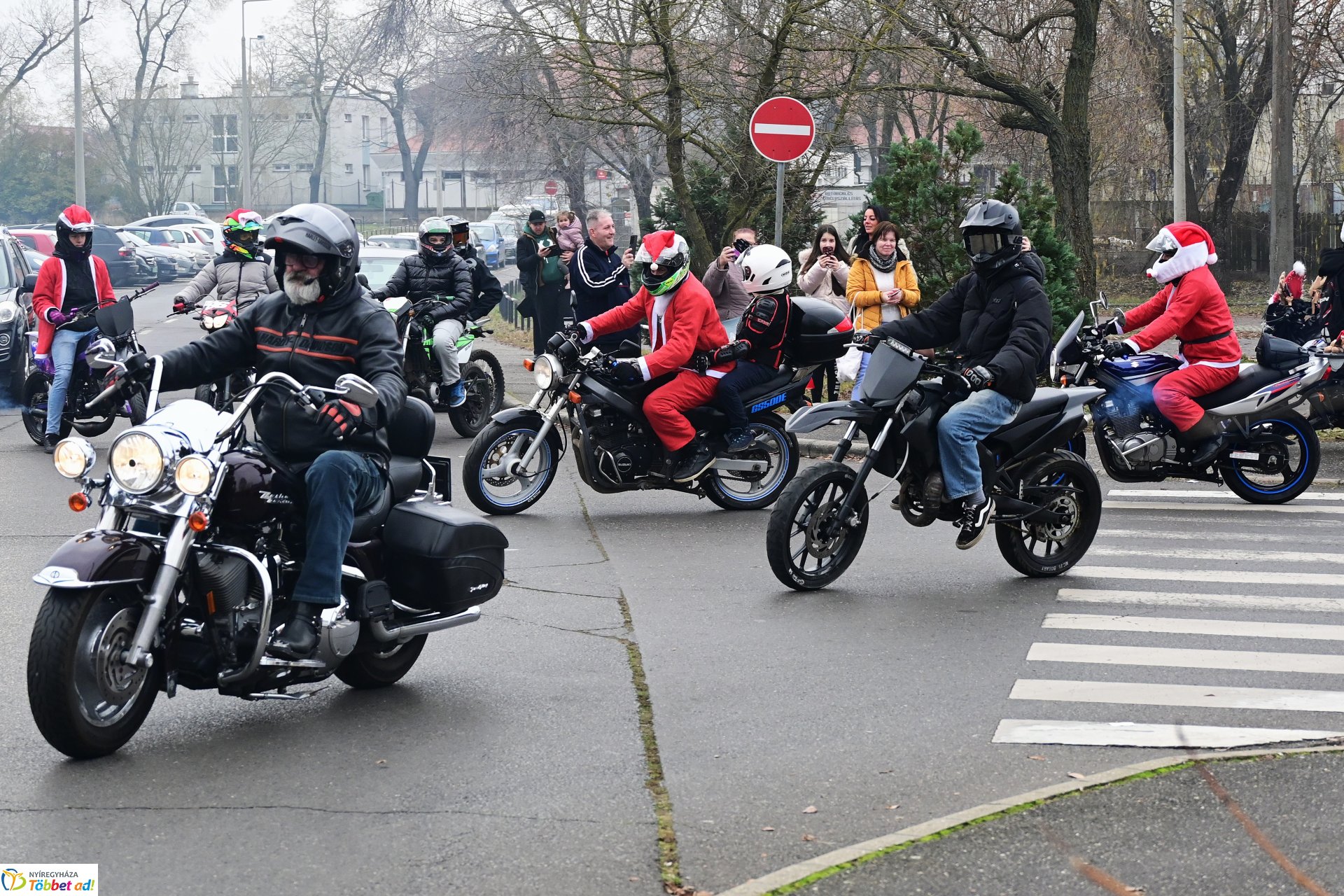 Motoros mikulások felvonulása Nyíregyháza utcáin