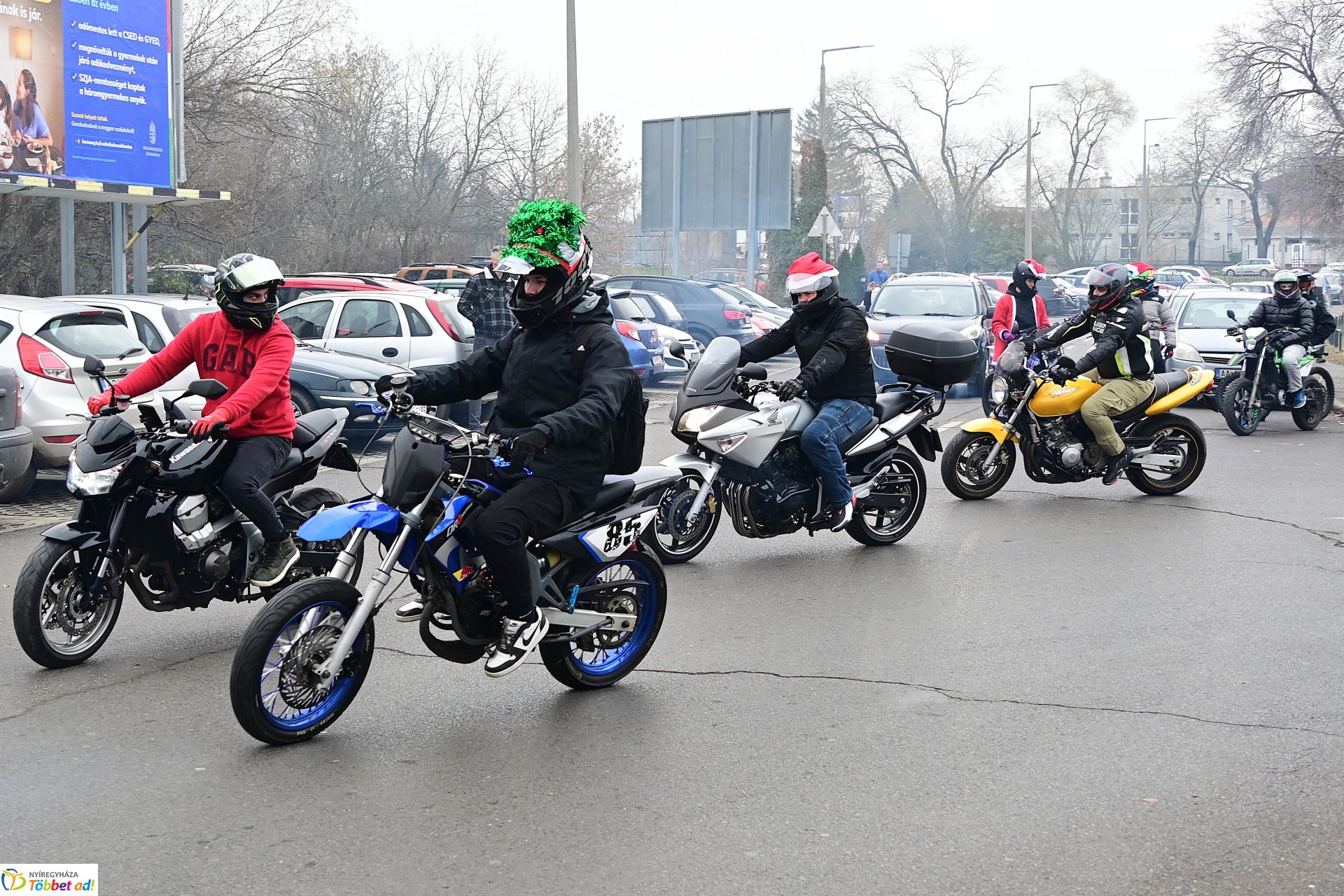 Motoros mikulások felvonulása Nyíregyháza utcáin