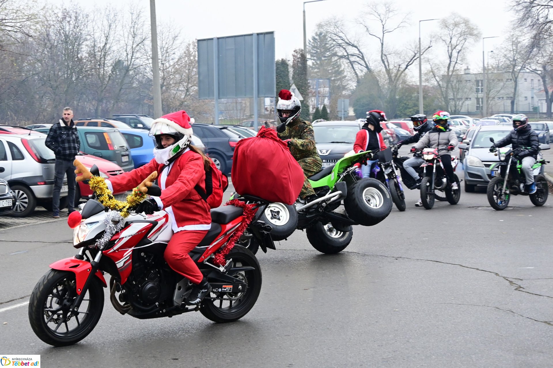 Motoros mikulások felvonulása Nyíregyháza utcáin