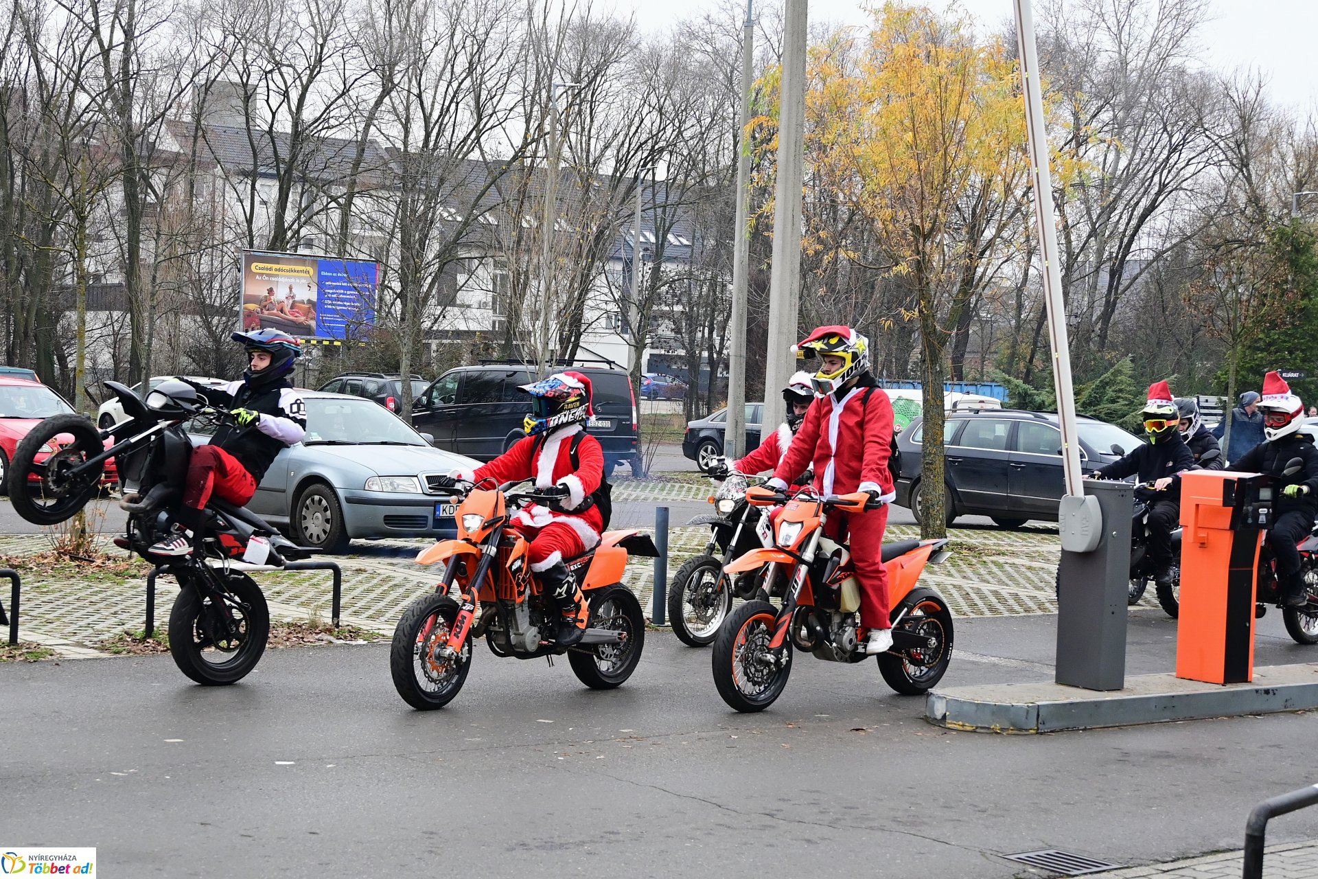 Motoros mikulások felvonulása Nyíregyháza utcáin