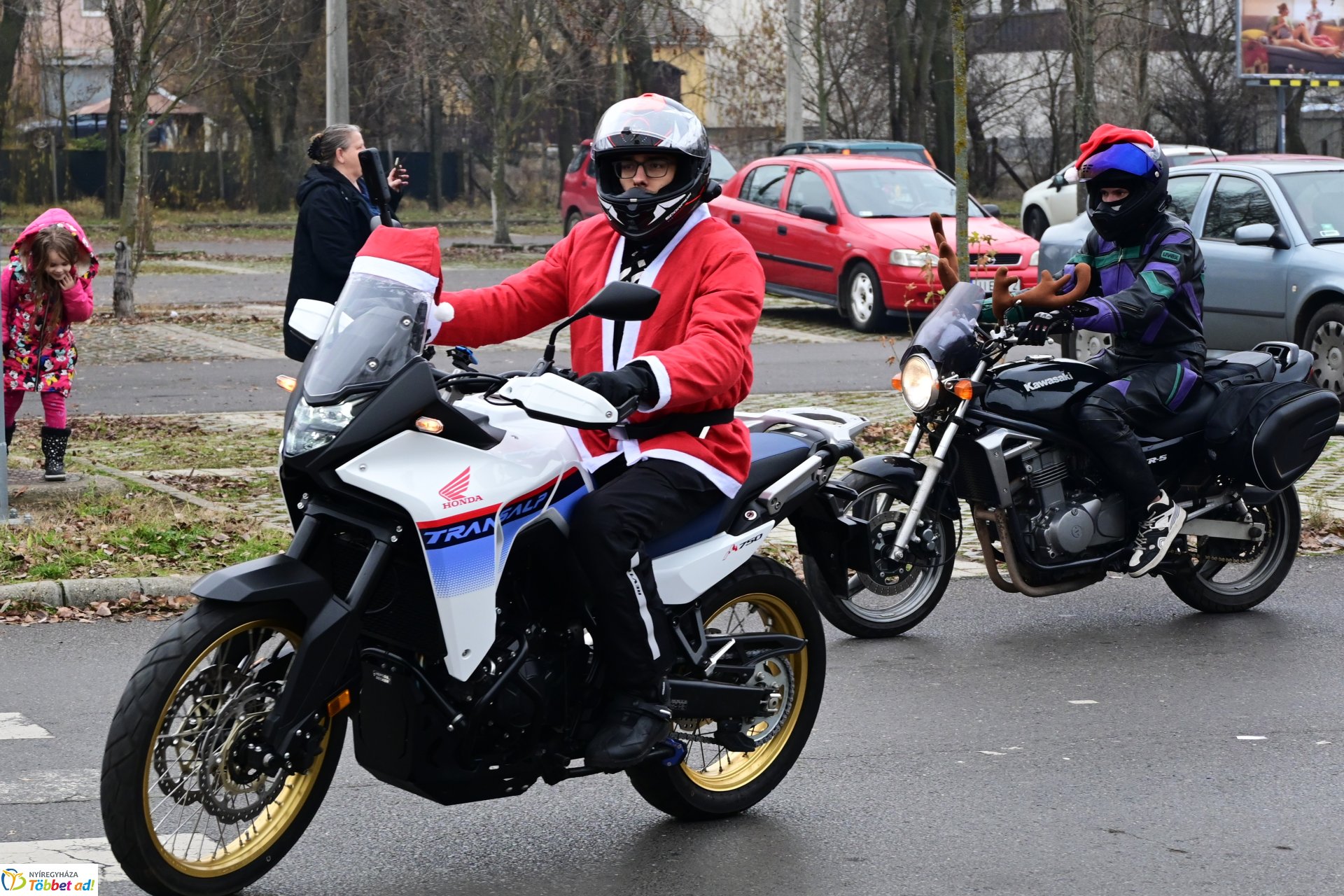 Motoros mikulások felvonulása Nyíregyháza utcáin