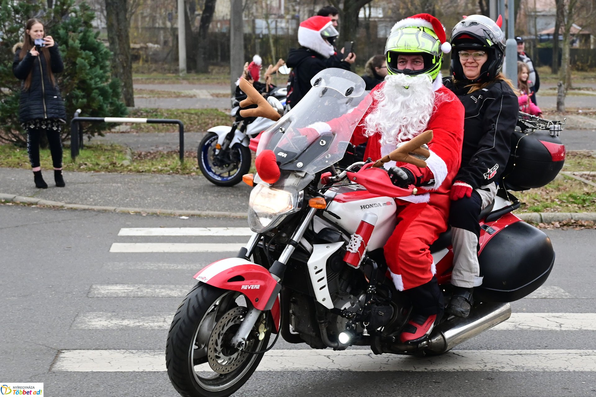 Motoros mikulások felvonulása Nyíregyháza utcáin