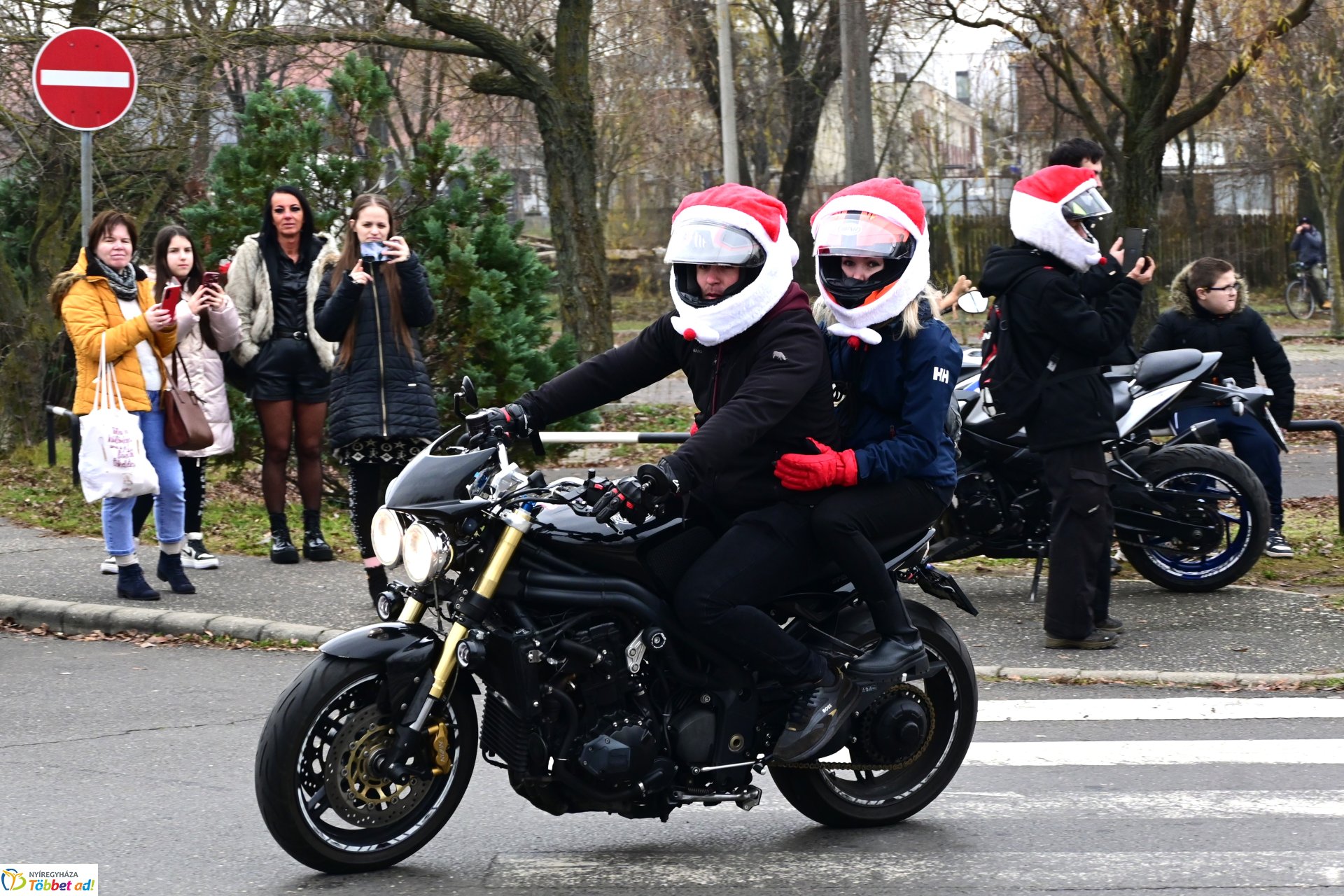 Motoros mikulások felvonulása Nyíregyháza utcáin