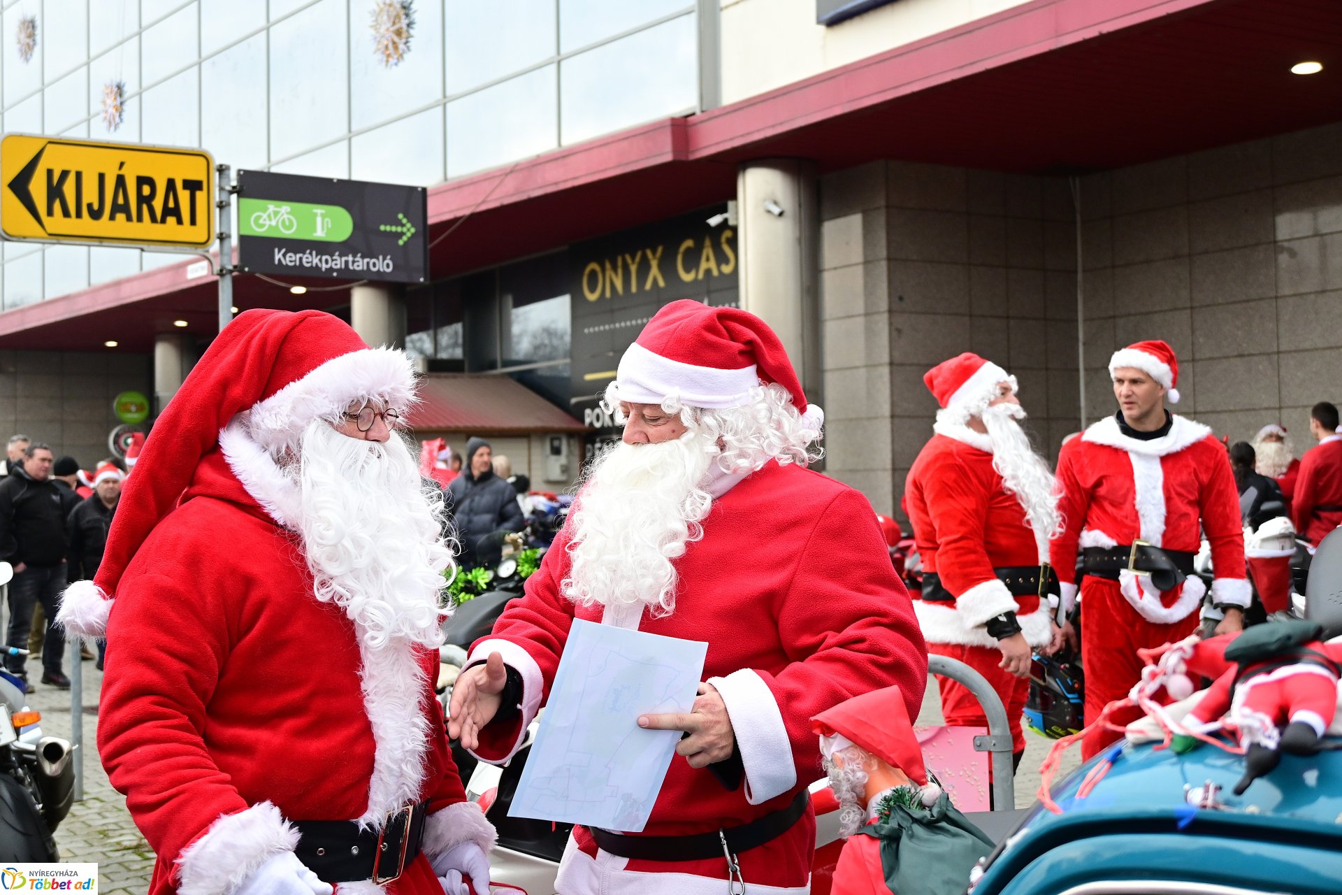 Motoros mikulások felvonulása Nyíregyháza utcáin