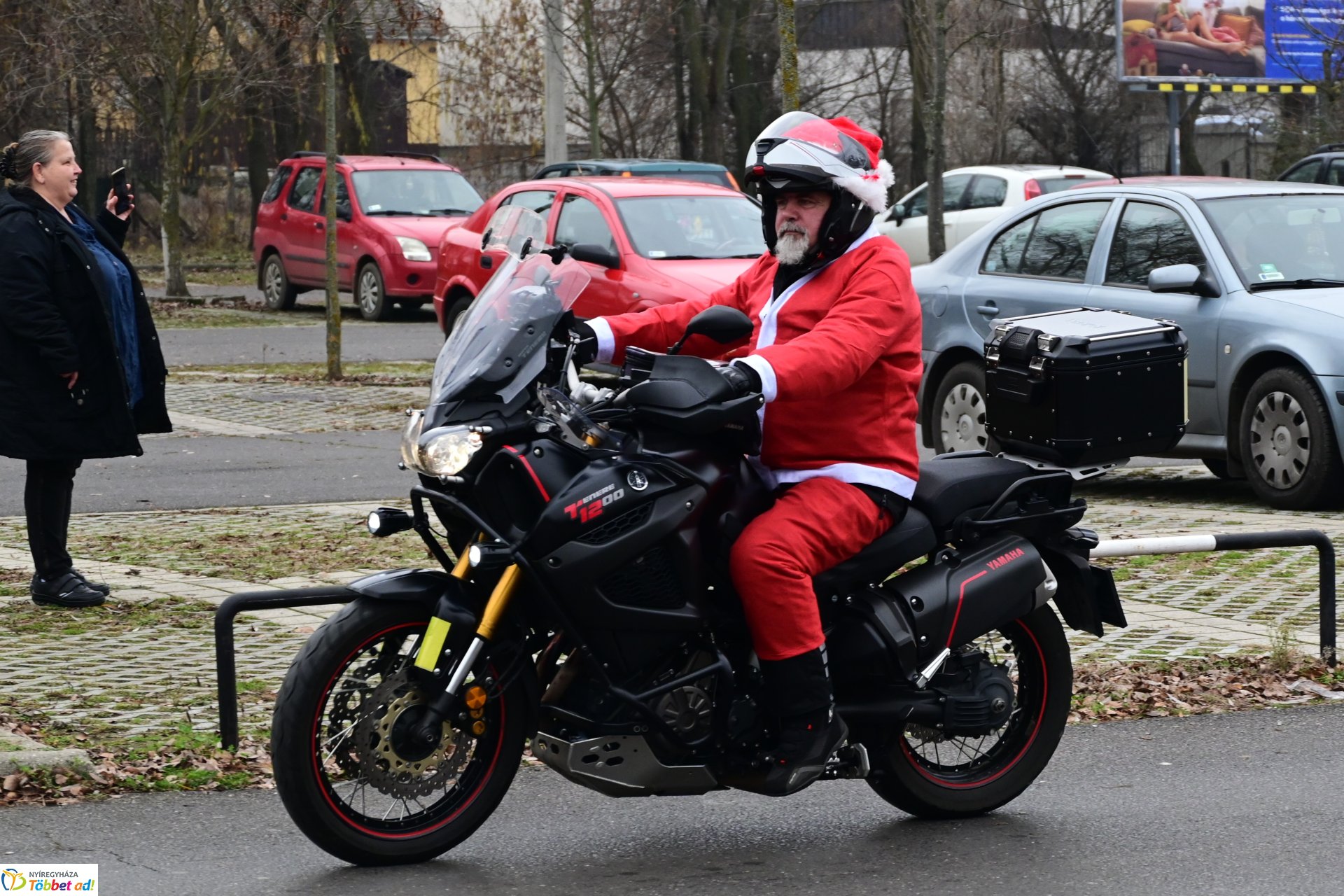 Motoros mikulások felvonulása Nyíregyháza utcáin