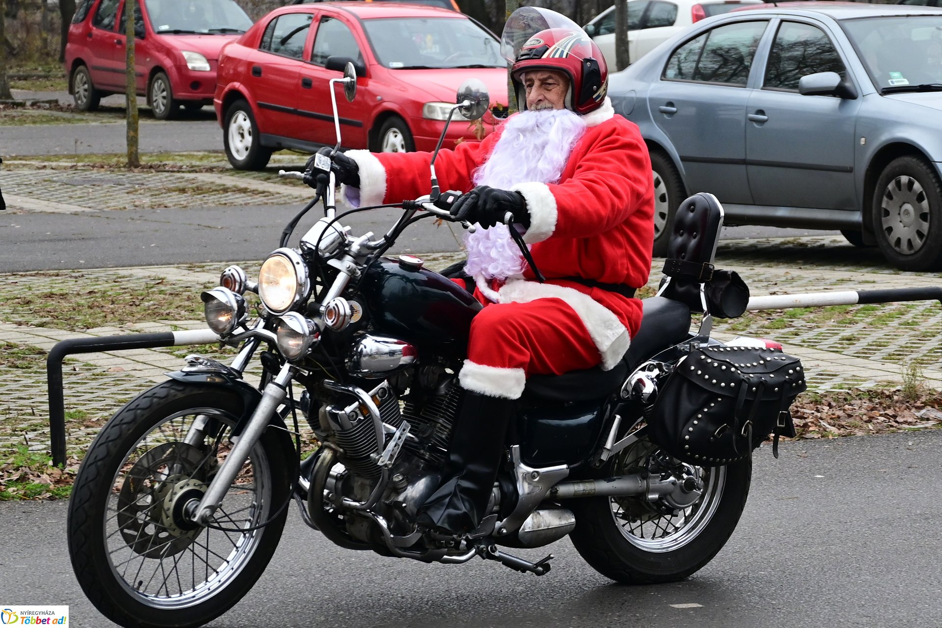 Motoros mikulások felvonulása Nyíregyháza utcáin