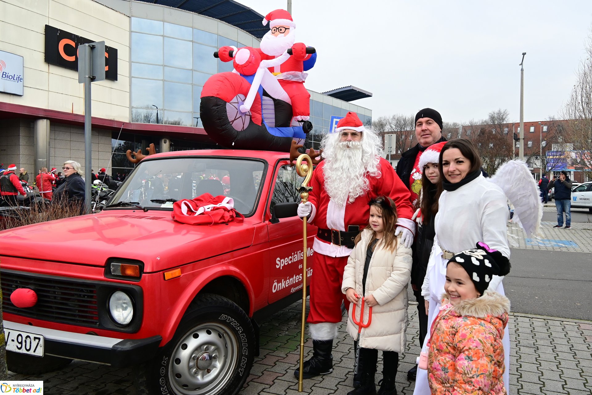 Motoros mikulások felvonulása Nyíregyháza utcáin