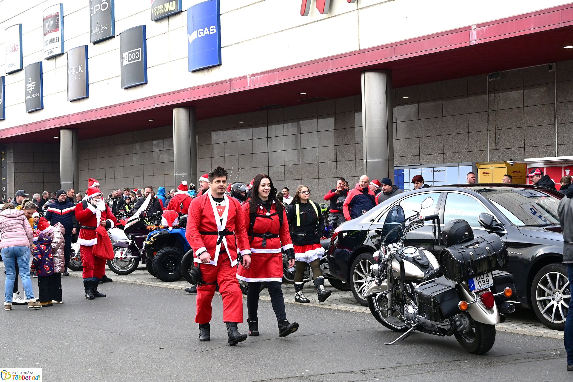 Motoros mikulások felvonulása Nyíregyháza utcáin