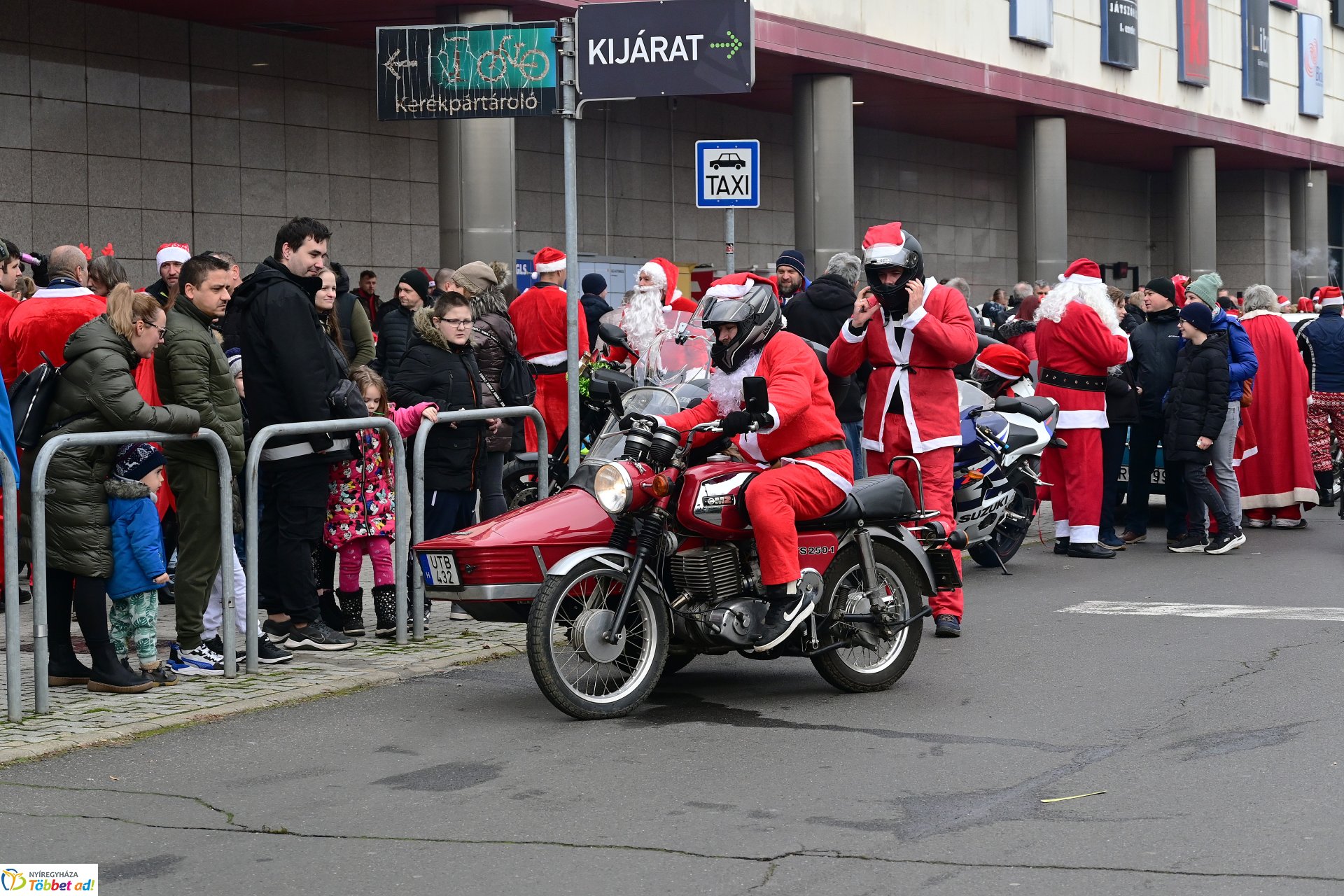 Motoros mikulások felvonulása Nyíregyháza utcáin