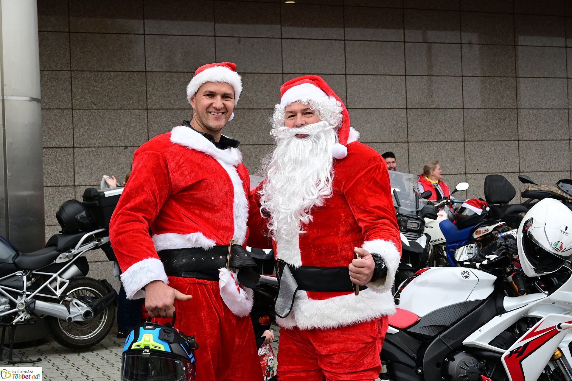 Motoros mikulások felvonulása Nyíregyháza utcáin