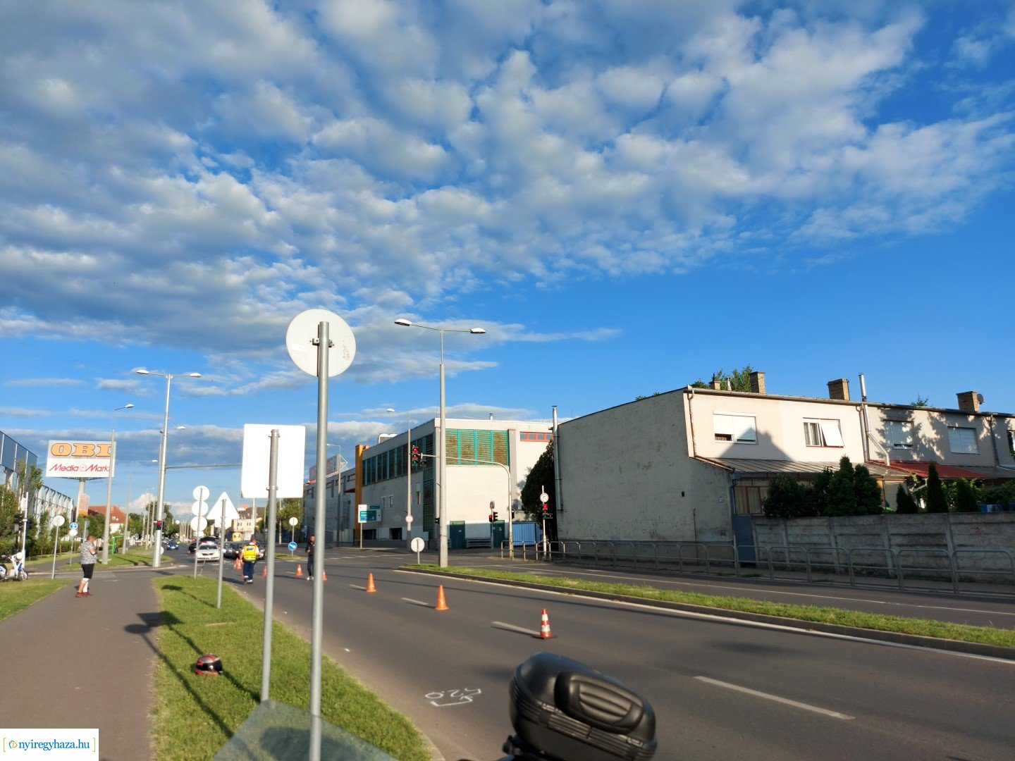 Motorosbaleset a Szegfű utcán