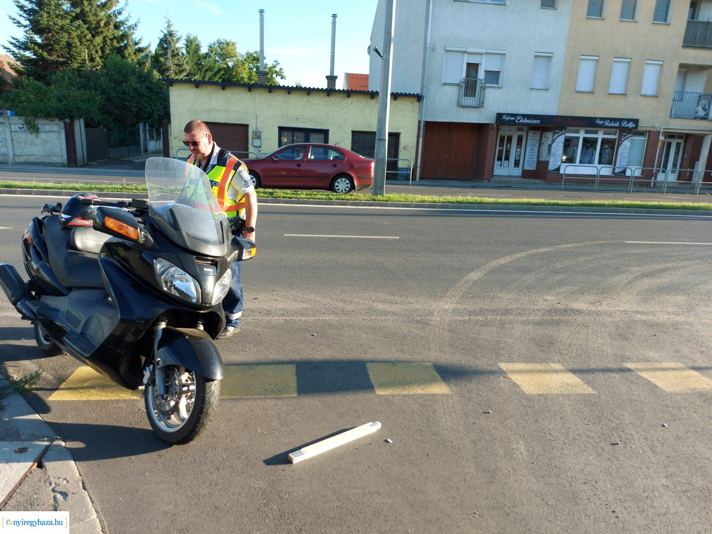Motorosbaleset a Szegfű utcán
