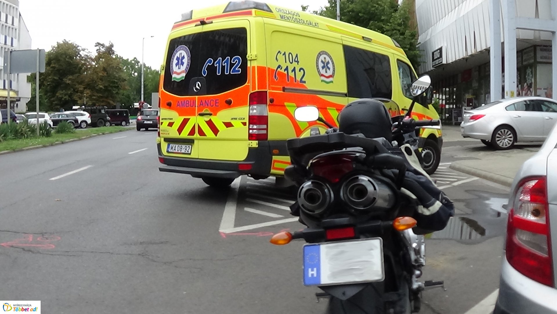 Motorossal ütközött egy jármű a Zrínyi Ilona utcán