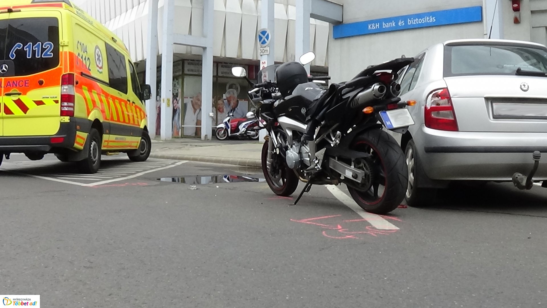 Motorossal ütközött egy jármű a Zrínyi Ilona utcán