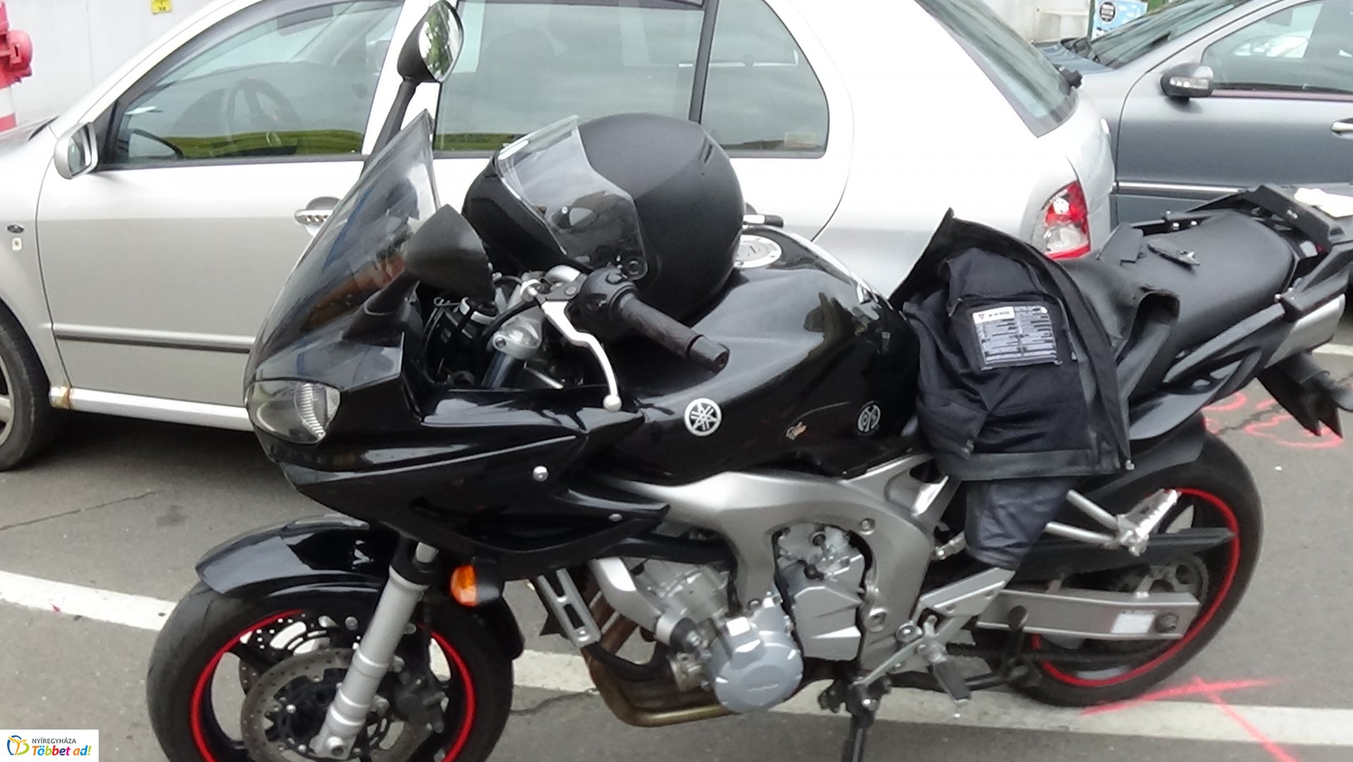 Motorossal ütközött egy jármű a Zrínyi Ilona utcán