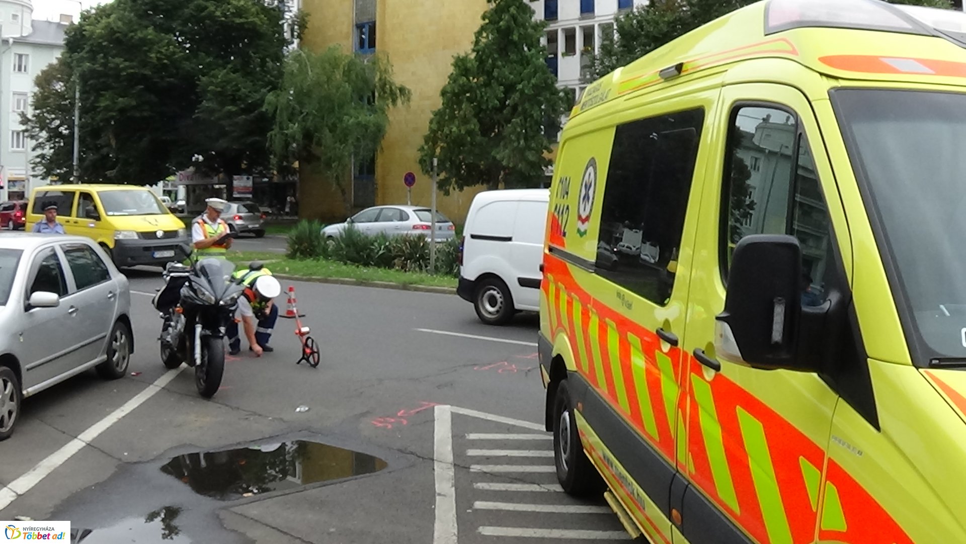 Motorossal ütközött egy jármű a Zrínyi Ilona utcán