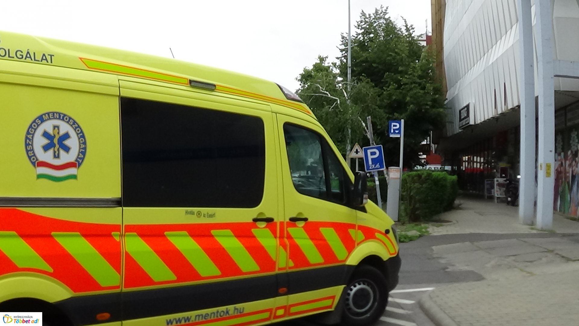 Motorossal ütközött egy jármű a Zrínyi Ilona utcán