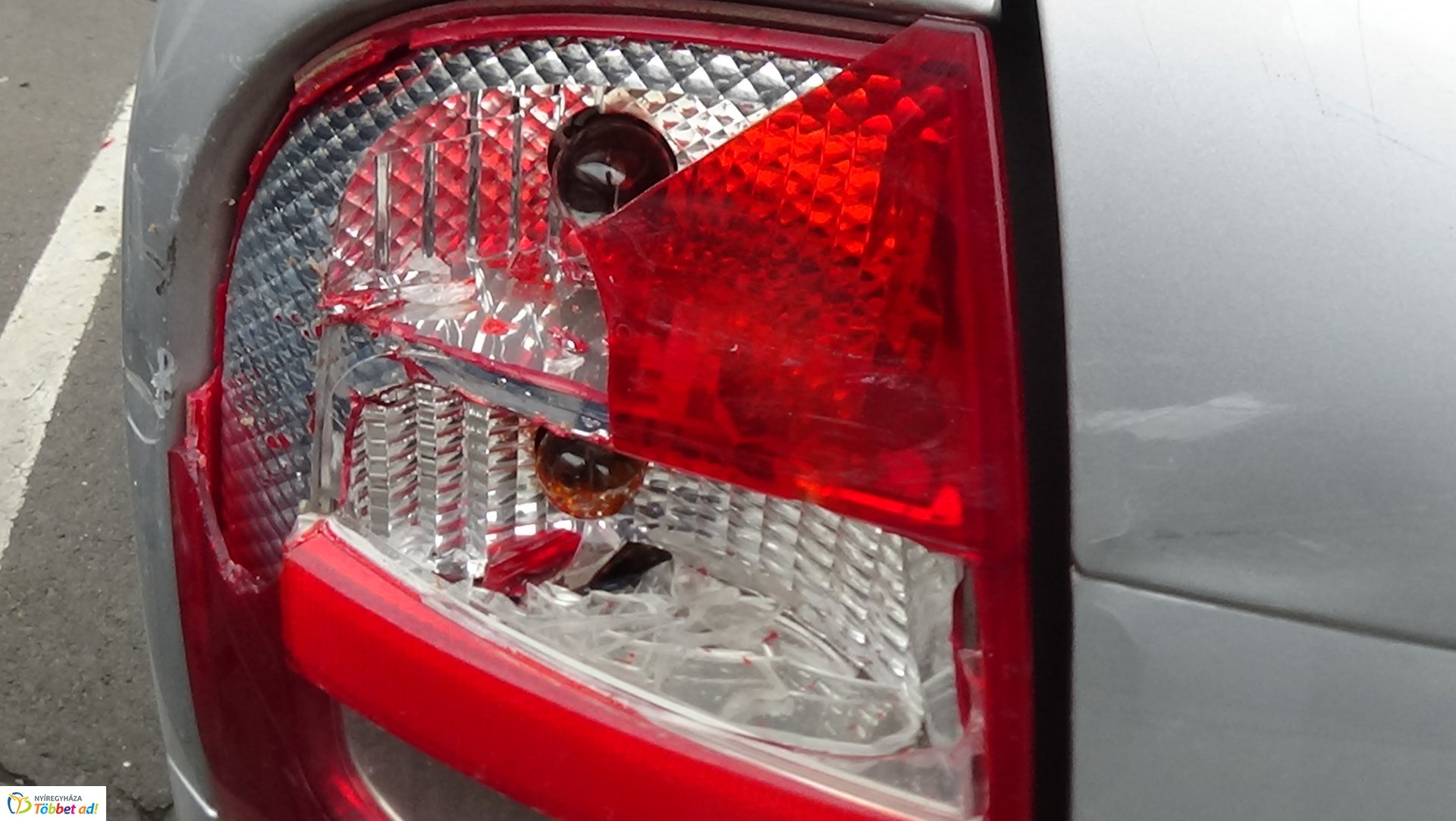 Motorossal ütközött egy jármű a Zrínyi Ilona utcán