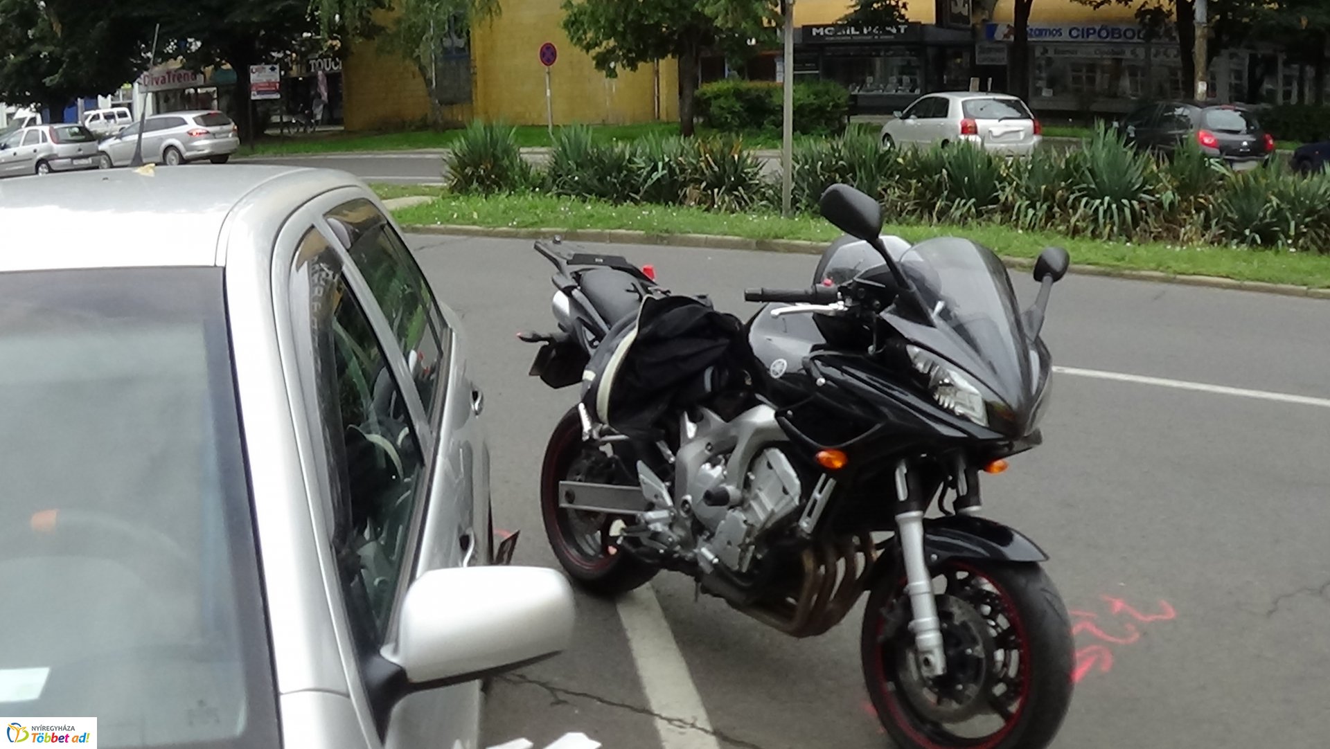 Motorossal ütközött egy jármű a Zrínyi Ilona utcán