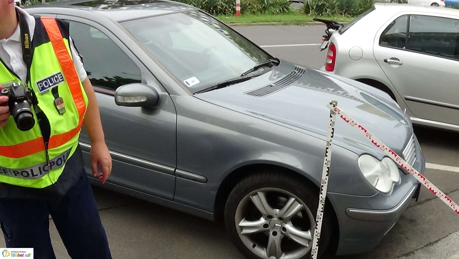 Motorossal ütközött egy jármű a Zrínyi Ilona utcán