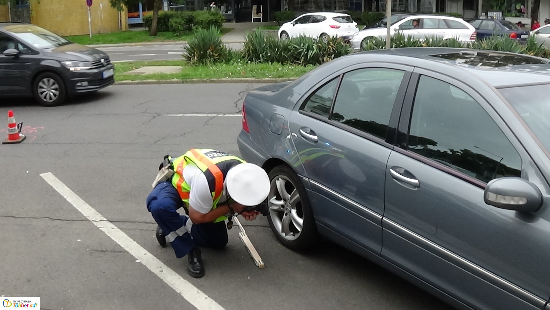 Motorossal ütközött egy jármű a Zrínyi Ilona utcán