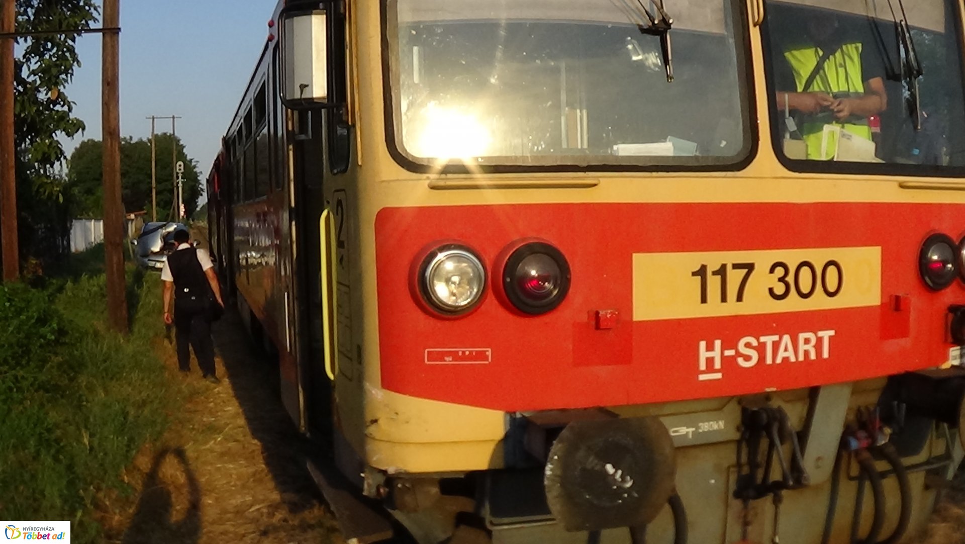 Motorvonat és személygépkocsi ütközött vasárnap 