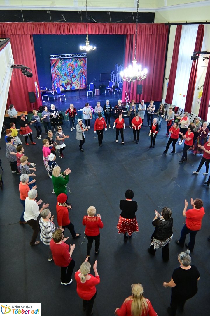 Mozdulj Nyíregyháza - Senior tánc a Kölyökvárban