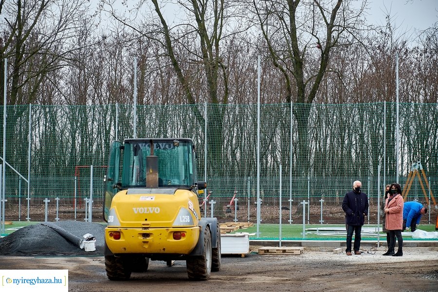 Műfüves focipálya építés az orosi iskolában