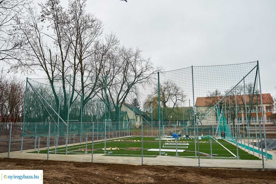 Műfüves focipálya építés az orosi iskolában