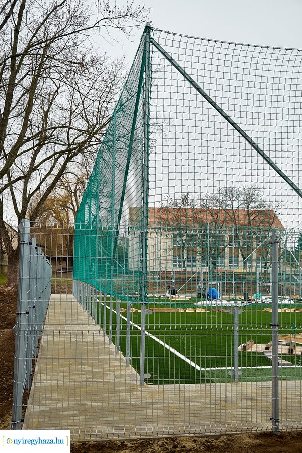 Műfüves focipálya építés az orosi iskolában