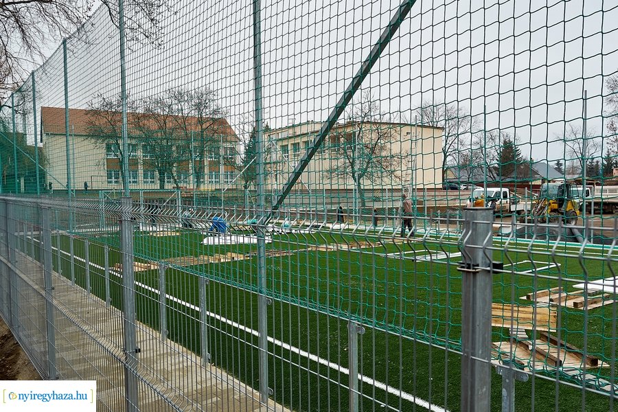 Műfüves focipálya építés az orosi iskolában