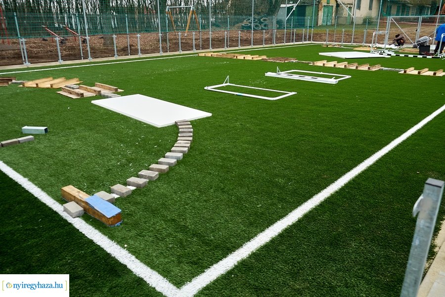 Műfüves focipálya építés az orosi iskolában